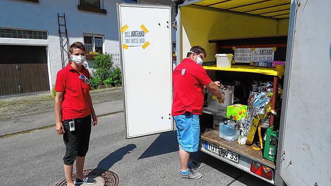 Statt Dorffest im Festzelt gibt es die Aktion &bdquo;Fassbier kommt zu dir&ldquo;. Die Vorstandschaft des Musikvereins Kirchen-Hausen ...