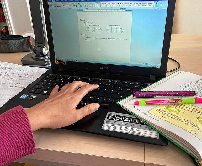 Weil die meisten ihrer Schüler keinen Drucker zu Hause haben, gestaltet die Lehrerin ihre Blätter so, dass sie am Smartphone bearbeitet ...