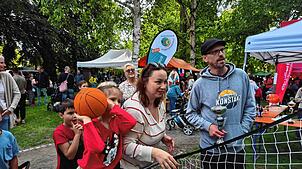 Genau zielen und dann furchtlos treffen: Basketball will geübt sein. Melania (5) strengt sich an, ihre Mama Sandra Cherniavska bei der ...