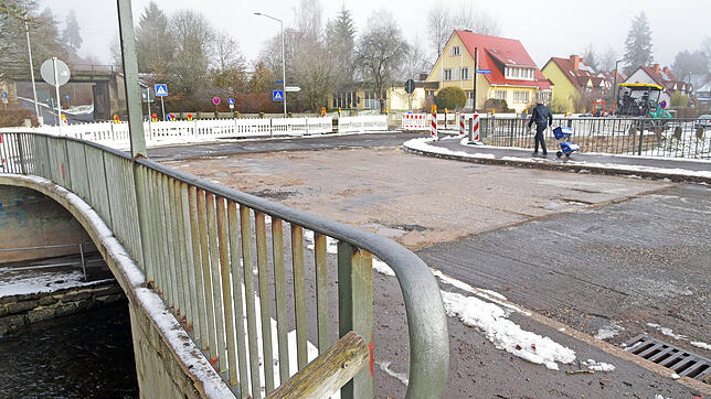 Die Arbeiten an der Brücke über die Peterzeller Straße werden am Donnerstag beendet sein.