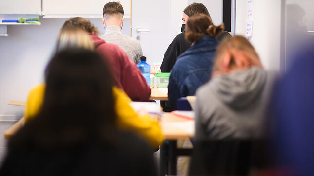 ILLUSTRATION - 14.02.2022, Niedersachsen, Hannover: Schüler eines Abiturjahrgangs sitzen in einem Klassenraum.           (zu dpa «Nach ...