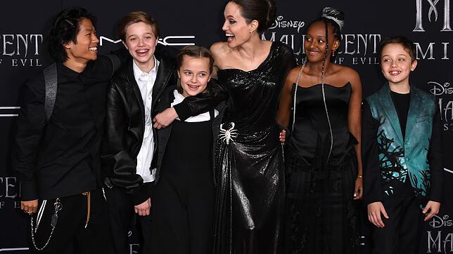 US-Schauspielerin Angelina Jolie (Mitte) und ihre Kinder Pax (von links), Shiloh, Vivienne, Zahara und Knox &ndash; alle tragen den ...