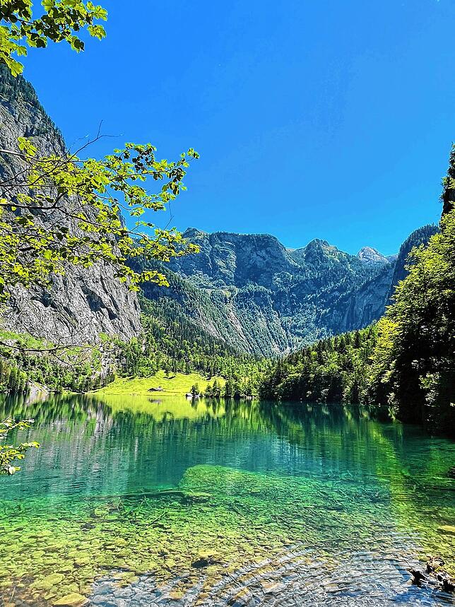 Der Obersee, ein kleiner See oberhalb vom Königssee, mit der Fischunkelalm im Hintergrund.