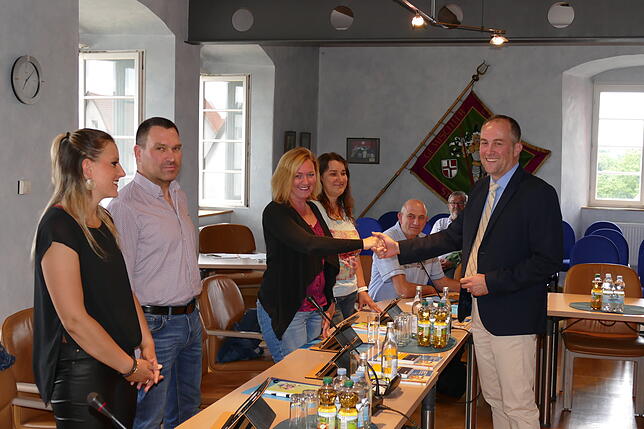 Jeweils per Handschlag (im Bild Verena Merz) wurde das neue Gremium durch Bürgermeister Maik Lehn offiziell verpflichtet. Mit auf dem ...