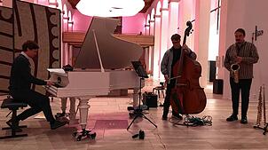 Das Jazztrio K.E.K. gastierte in der Pfarrkirche in Görwihl mit teils stärker ausgearbeiteten, teils nahezu gänzlich improvisierten ...