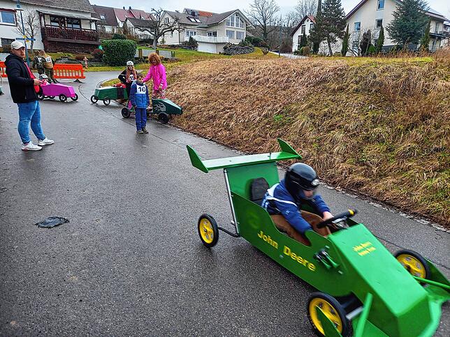Bild 17: So rasant ging es beim Kärrelerennen in Hepbach zu