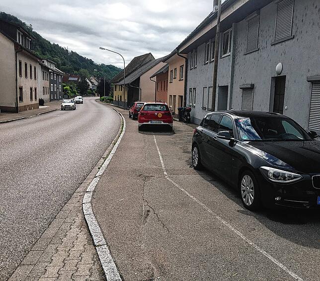 Die Ortsdurchfahrt Schwörstadt: Auf dieser Straße geriet ein älterer Mann in Not und streifte in seinem Auto ein Fahrzeug auf dem ...