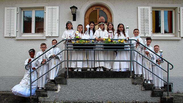 Zwölf Kinder feierten in Wutöschingen mit Pfarrer Veit Rutkowski und Gemeindereferentin Marita Durek ihre Erstkommunion.