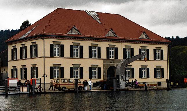 So sah es um Pfingsten 1999 vor dem Zollhaus in Ludwigshafen aus. Das Wasser reichte fast bis an die Kante der Ufermauer.
