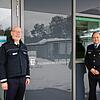 Gerhard Waibel, Leiter des Bezirksdienstes (links) und Wolfgang Widmann, Leiter des Polizeireviers Stockach, vor dem Polizeirevier ...