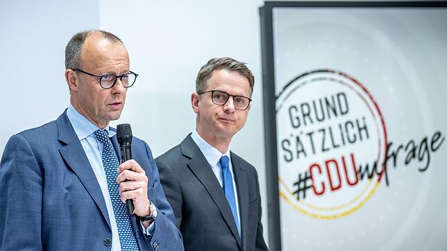 Arbeiten an einer Bürgergeld-Reform: CDU-Chef Friedrich Merz (links) und sein Generalsekretär Carsten Linnemann halten die ...