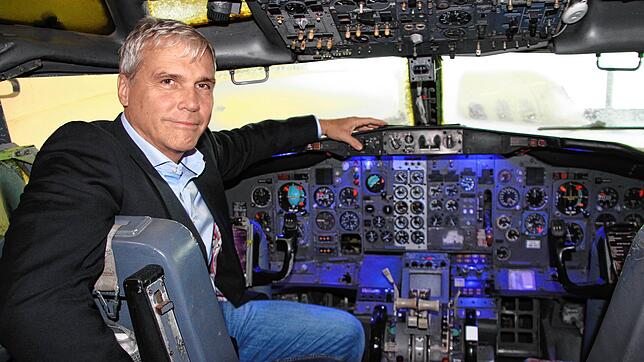 David Dornier im Cockpit der Landshut – damals ging er noch fest davon aus, dass das Flugzeug im Dornier Museum eine Heimat finden ...