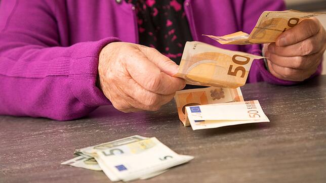 Wer ins Pflegeheim ziehen muss, darf oft nur noch das Schonvermögen behalten.
