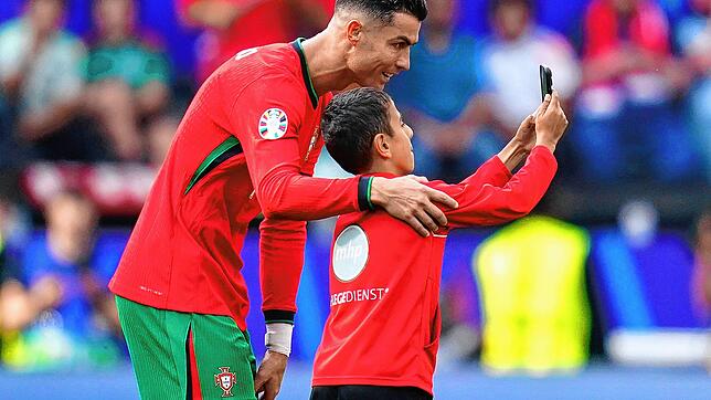 Junger Flitzer, alter Star: Für ein Selfie mit Cristiano Ronaldo war dieser Junge aufs Spielfeld gerannt. Von den Fans im Stadion wurde ...