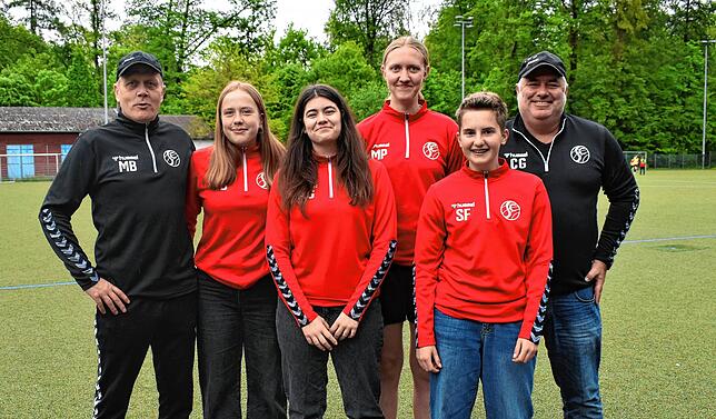 Ein eingespieltes Team (von links): Trainer Martin Bähr mit Tochter Kaja, Anna Gebhard, Melanie Platthaus, Svea Fer und Christian ...