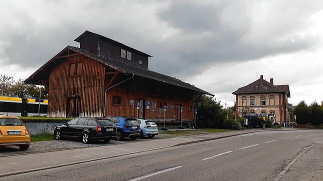 Leer, sanierungsbedürftig und unter Denkmalschutz: Das Bahnhofsareal in Salem, hier der Güterschuppen, soll weiterentwickelt werden.