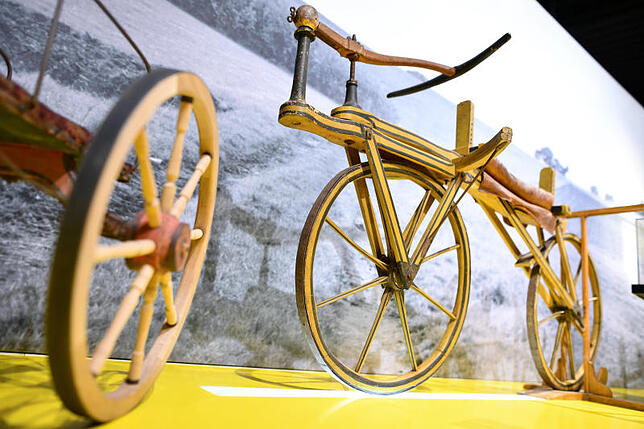 Der Nachbau einer durch Freiherr Karl von Drais lizensierten Laufmaschine aus dem Jahr 1820  im Technoseum in Mannheim in der ...