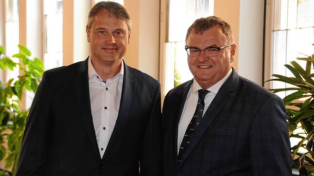 Im Juli 2019 waren Jochen Wolf (links) und Oberbürgermeister Andreas Brand mitten in der MCB-Krise scheinbar noch ein eingespieltes ...
