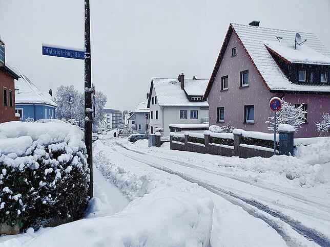 Zwischen Erbsenlachen und Kirnacherstraße verläuft die Heinrich-Hug-Straße, zugeschneit wie viele Viertel der Stadt heute früh.