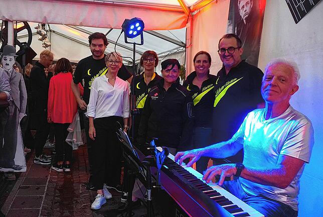 Geselliges Beisammensein und Musik vor dem Film: Volker Seipp (von links), Petra Weber, Sylvia De Paola, Margarete Lenz, Stefanie Kreß ...