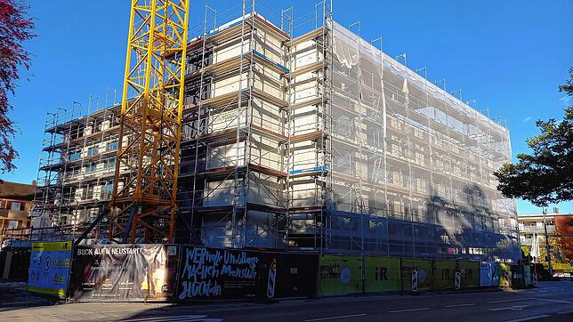 Der Neubau an einem sonnigen Tag im November. Die Fensterfassaden waren zu diesem Zeitpunkt fast fertiggestellt.