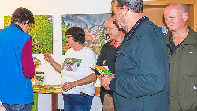 Auch nach dem Vortrag hatten die Besucherinnen und Besucher im Nabu-Zentrum Birkendorf viele Fragen an Sabine Holmgeirsson vom ...