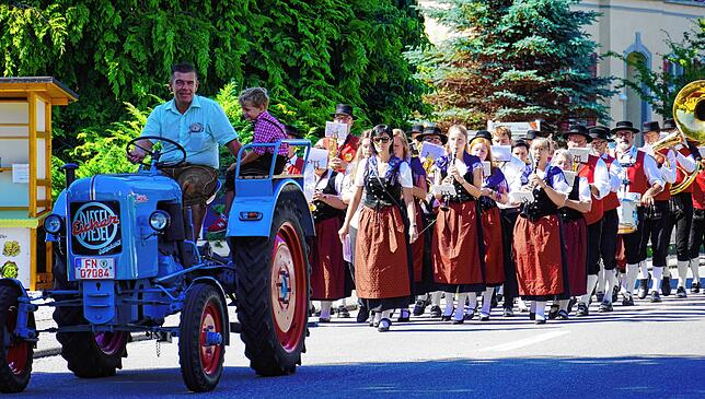 Zum Auftakt des 40. Mostfests am Sonntag gab es einen Sternmarsch mit vier Kapellen, die abschließend gemeinsam die Deutschlandhymne und ...