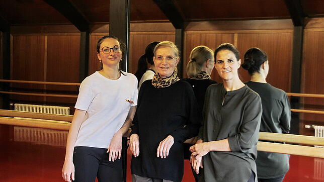 Nach 41 Jahren Schulbetrieb hat Milly van Lit (Mitte) die Leitung der Ballettschule Die Färbe an Ines Kuhlicke (rechts) übergeben. Mit ...