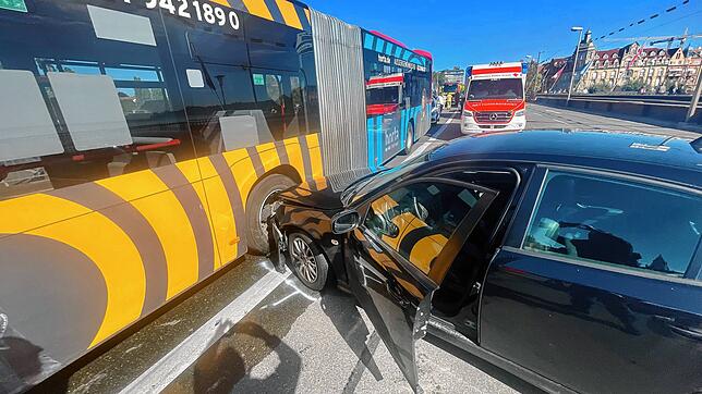 Der schwarze Saab ist dem Bus der Linie 13/4, der leer war, auf der Alten Rheinbrücke in die Seite gefahren.