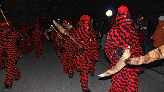 Mit von der Partie sind die „großen Narrenbrüder“ der Riedhexen aus Hochemmingen. Die Narrenzunft mit ihrem Eckbühlblätz ist ...