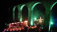 Das Viadukt in der Ravennaschlucht wird beim Weihnachtsmarkt in unterschiedlichen Farben angestrahlt &ndash; immer ein mystischer Effekt ...