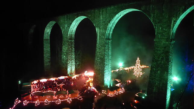 Das Viadukt in der Ravennaschlucht wird beim Weihnachtsmarkt in unterschiedlichen Farben angestrahlt &ndash; immer ein mystischer Effekt ...