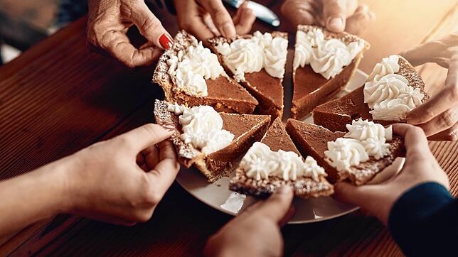 Wenn jeder teilt, ist allen geholfen? Ganz so einfach wie beim Kuchen funktioniert das in anderen Zusammenhängen nicht immer.