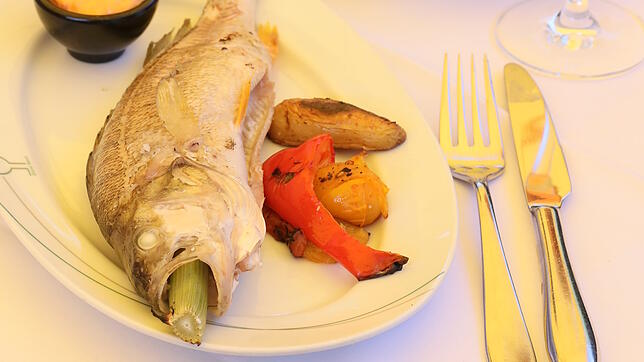 Auf einem Salzbett wird Fisch besonders saftig, dieses Rezept empfiehlt der Grillprofi Hubert Neidhart auch Anfängern.
