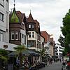 In der Singener Fußgängerzone wie hier in der August-Ruf-Straße interessieren sich die meisten Menschen wohl für die Schaufenster. Doch ...