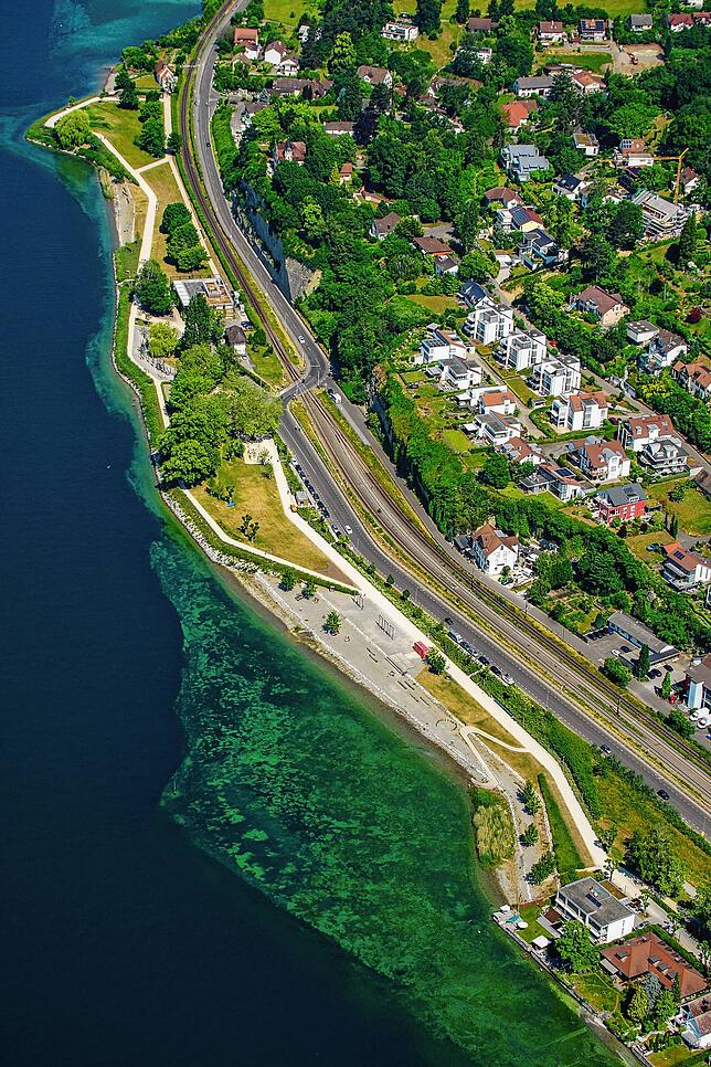 Die Beachbar ist hier im unteren Drittel des Uferparks zu sehen. Am gesamten Gelände führt die Bahnhofstraße vorbei. Die Bahnlinie läuft ...