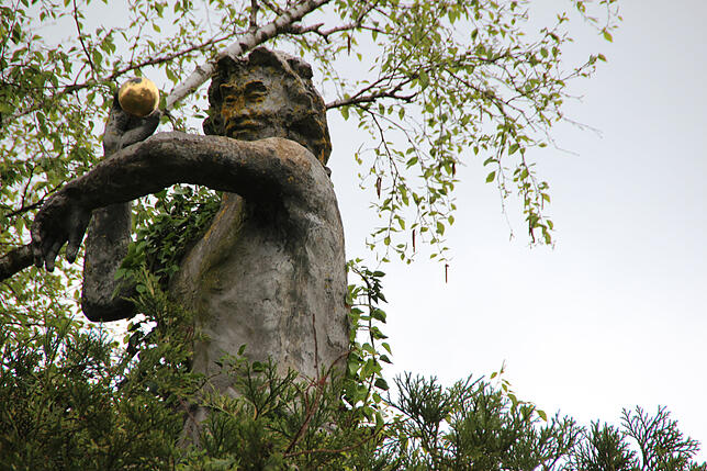 Die drei Figuren (im Bild eine davon) sind auf den Bäumen im Alten Stadtgarten nicht direkt auf den ersten Blick zu erkennen, gehören ...