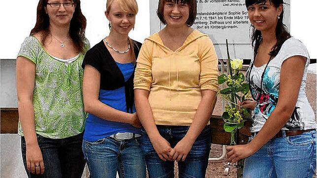 26. Juni 2009: Die Realschülerinnen Johanna Kaiser (von links), Lisa Barbon, Julia Straub und Kristin Bruder freuen sich, dass die von ...