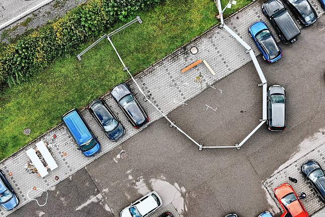 Die markierte Unfallstelle, an der der Junge auf seinem Fahrrad angefahren wurde.