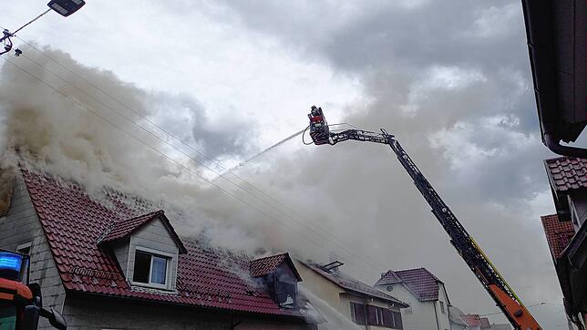 Großbrand in Schwenningen: Drei Gebäude stehen in Flammen.