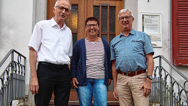 Gemeindereferentin Sybille Konstanzer mit dem Pfarrgemeinderatsduo Manfred Heppeler (links) und Michael Zoller.