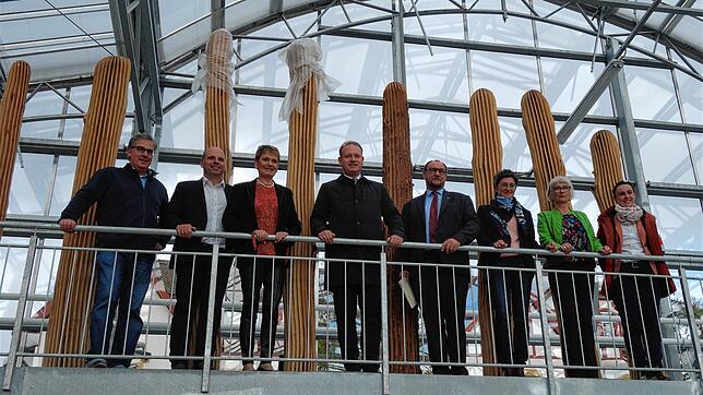 Im neuen Pflanzenhaus stehen (von links) Roland Leitner, Martin Hahn, Friedlinde Gurr-Hirsch, Jan Zeitler, Klaus Hoher, Edith Heppeler, ...