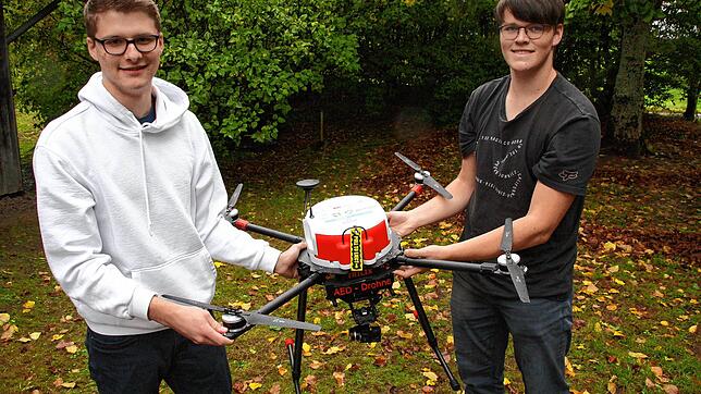 Felix Südland (links) und Tristan Menzel mit der eigenhändig gebauten Drohne. Im weißen Behälter befindet sich der Defibrillator.