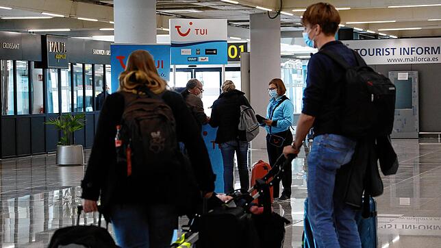Fluggäste werden im Flughafen von Palma de Mallorca von einer Mitarbeiterin der Reisegesellschaft Tui in Empfang genommen. Die ...