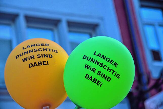 Solche Luftballons signalisierten den Kunden, welche Geschäfte bis 21 Uhr geöffnet haben &ndash; das näöchste Mal am 3. September.