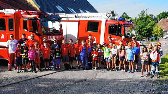 Feuer und Flamme waren die Kinder beim Sommerferienprogramm beim Besuch der Jugendfeuerwehr Ühlingen-Birkendorf. Jugenwart Pascal Breie ...