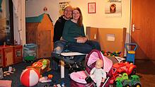 Thomas und Evelyn van Kreuningen in der Spielecke ihrer zweijährigen Tochter. Das Ehepaar aus Horheim (Kreis Waldshut) hat sich bereits ...