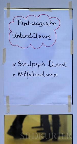 Ein Poster weist an einer Schule nach einer Bluttat den WEg zur psychologischen Hilfe.