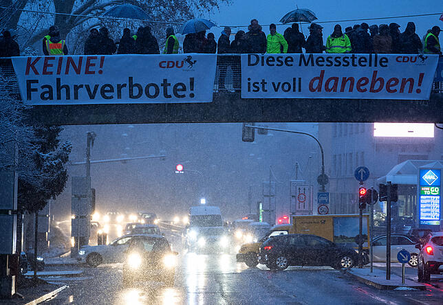 Plakate gegen das Fahrverbot am Neckartor: Darauf steht "Keine Fahrverbote!" und "Diese Messstelle ist voll daneben!". Seit dem 1. ...