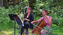 Die Initiatorinnen des Klingenden Waldes, Angela Gladstone (links) und Dorle Harrison, bei einer früheren Veranstaltung. Archivfoto: ...